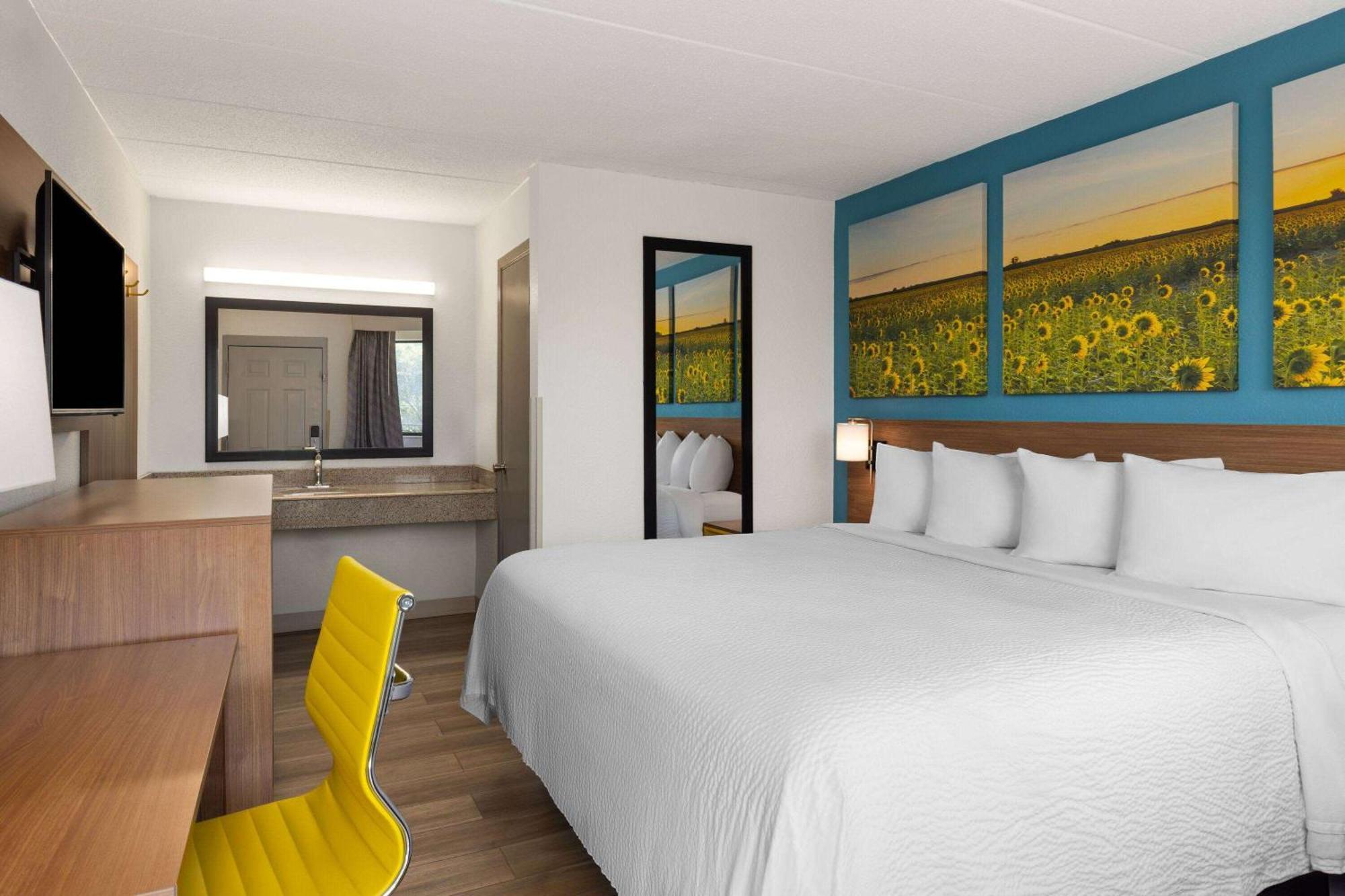 Day's & By Wyndham Airport East Hotel Indianapolis